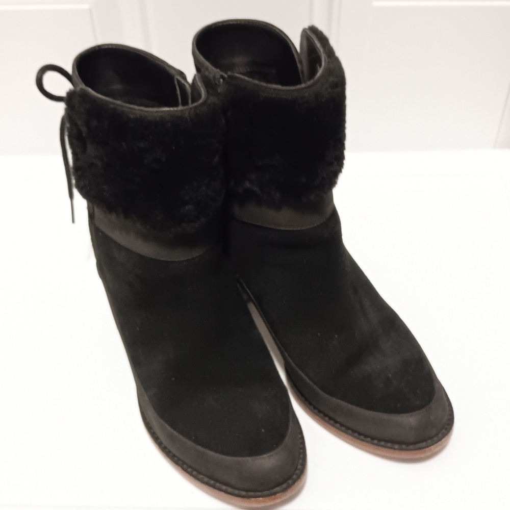 UGG| Kirke Ankle Boots Black Suede Shearling Trim Missing Shoe Lace 9.5 - Picture 1 of 8